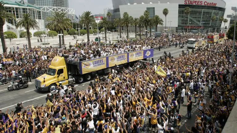 https://www.lasportsreport.com/wp-content/uploads/2020/08/100621_LakersParade5.jpg
